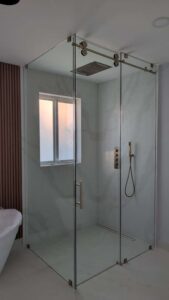 IG Glass - L shaped shower with a slider2