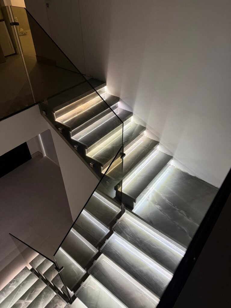 Laminated glass railing in bronze