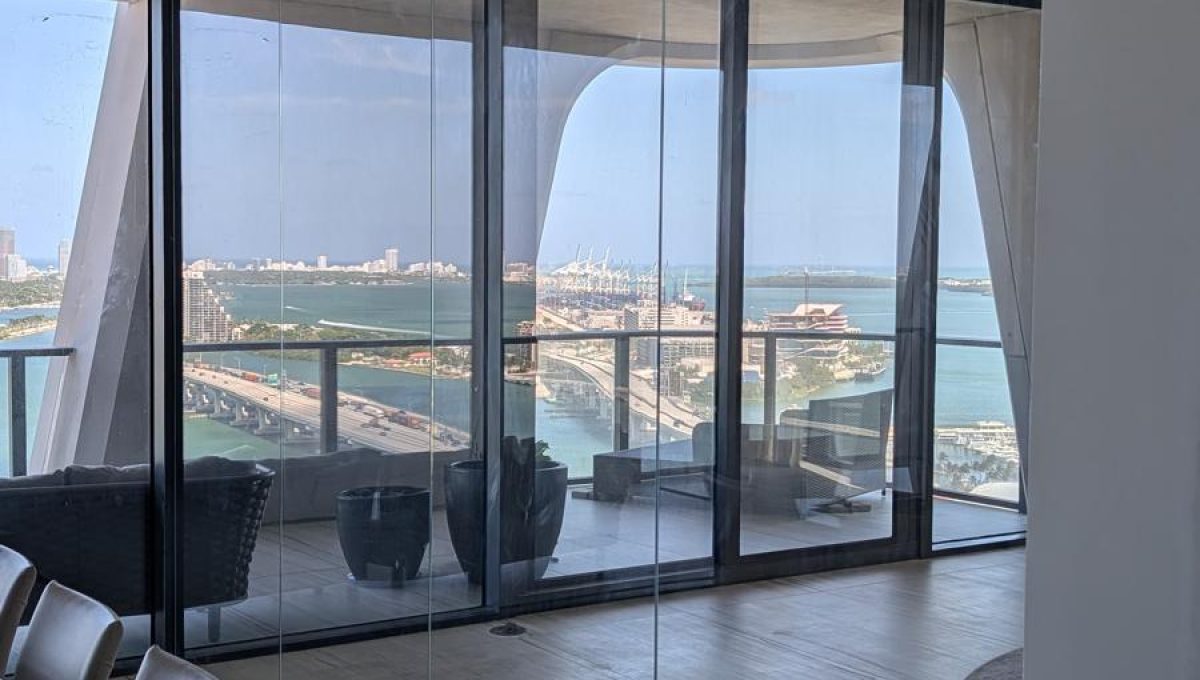 Glass room enclosure