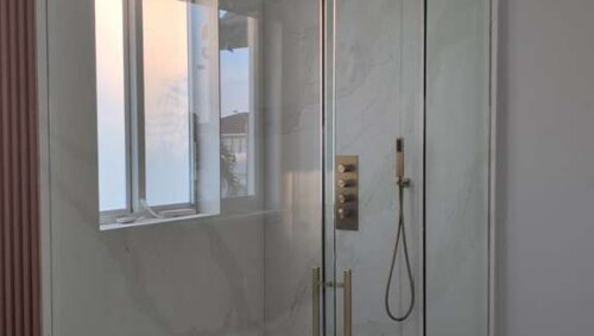 L shaped shower with a slider