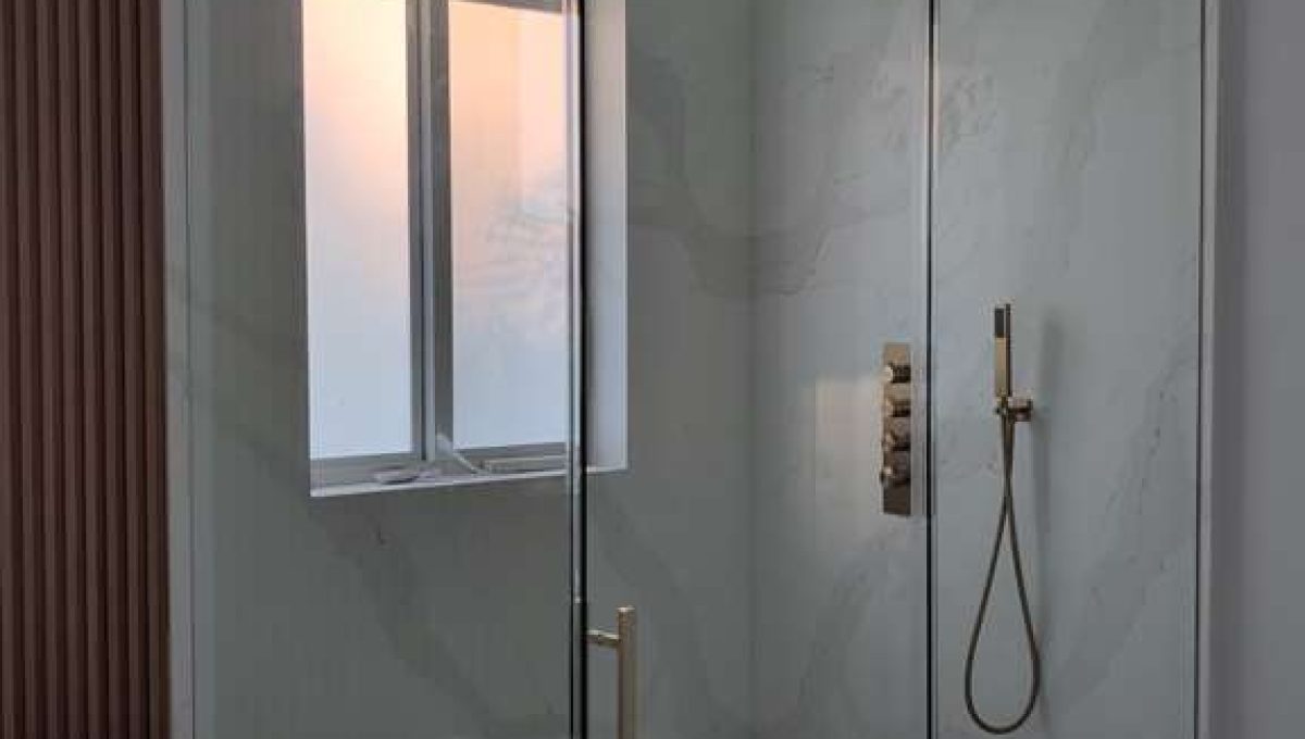 IG Glass - L shaped shower with a slider2