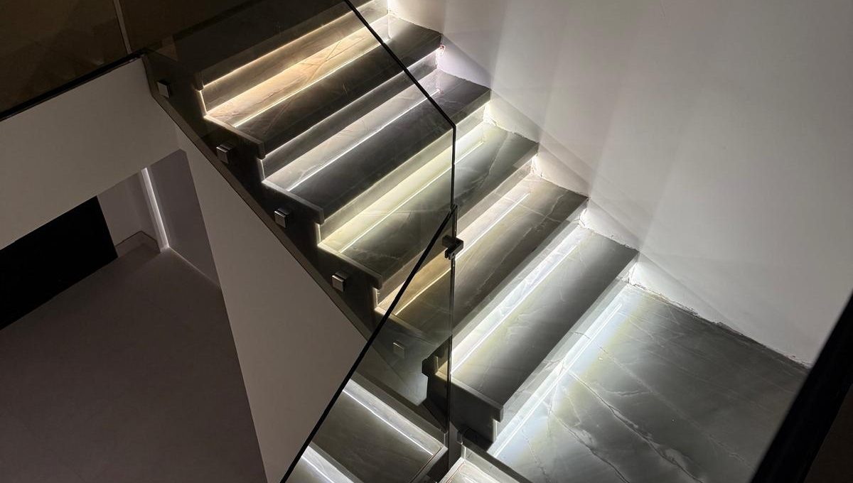 Laminated glass railing in bronze